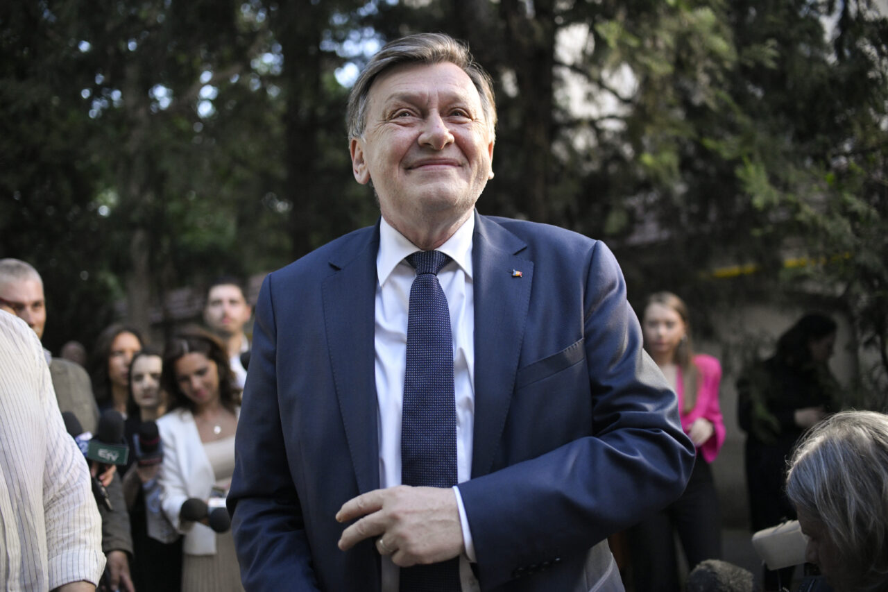 Crin Antonescu are întrebări pentru premier: „Dacă PNL a fost «breloc», cum de nu te retragi din politică, Ilie Bolojan?”