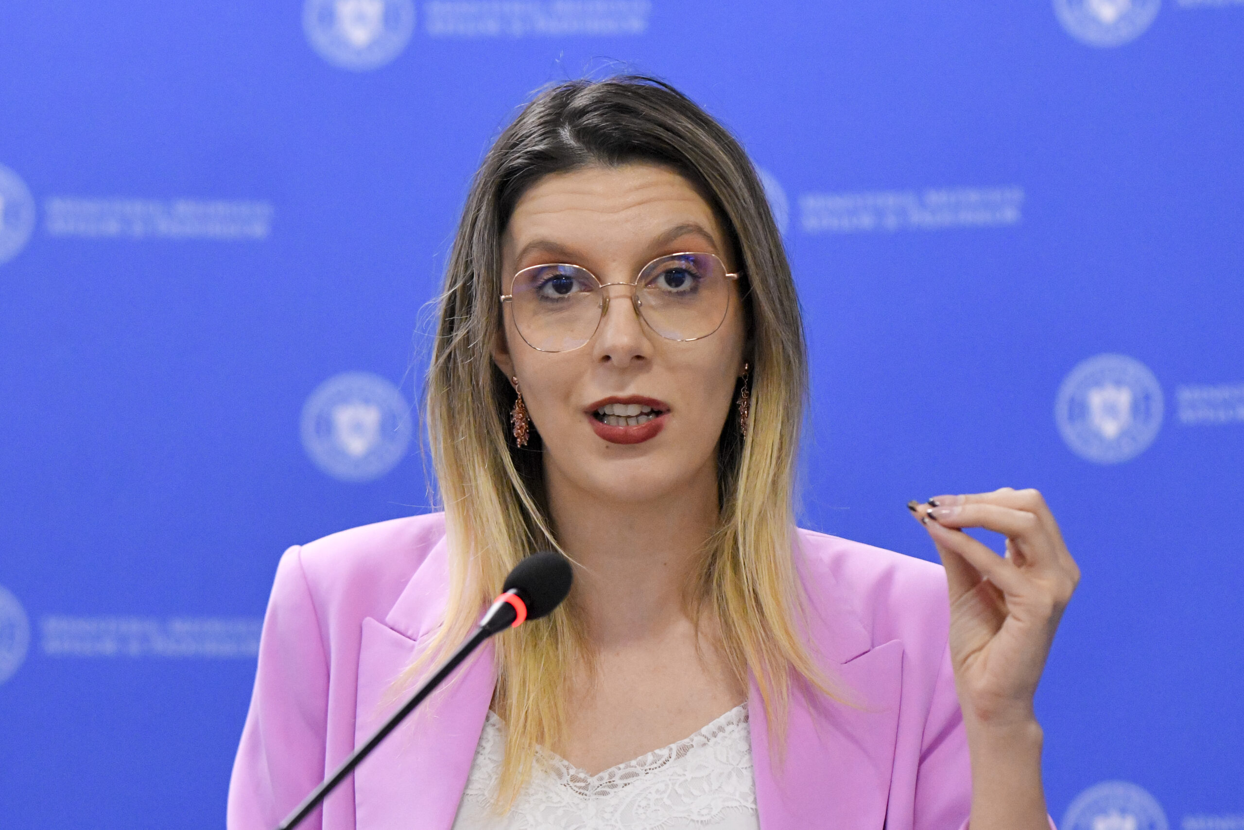 Articolul raportează reacția ministrei Mediului, Diana Buzoianu, la un protest al sindicaliștilor de la A… — verdict ADEVĂRAT