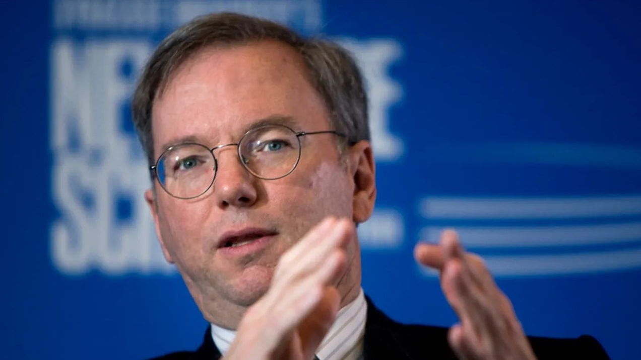 Eric Schmidt, fost CEO Google, huiduit de absolvenții Universității din Arizona, când ținea un discurs despre inteligența artificială