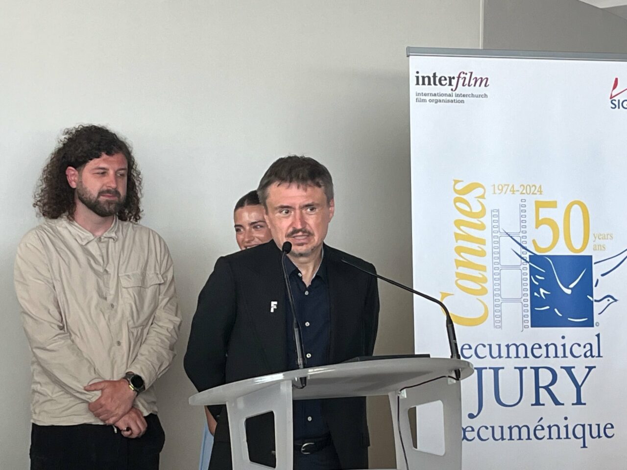 Le Monde: Cristian Mungiu, cineastul „mai decorat decât un general sovietic” cucerește lumea filmului de la Cannes cu pelicula „Fjord”