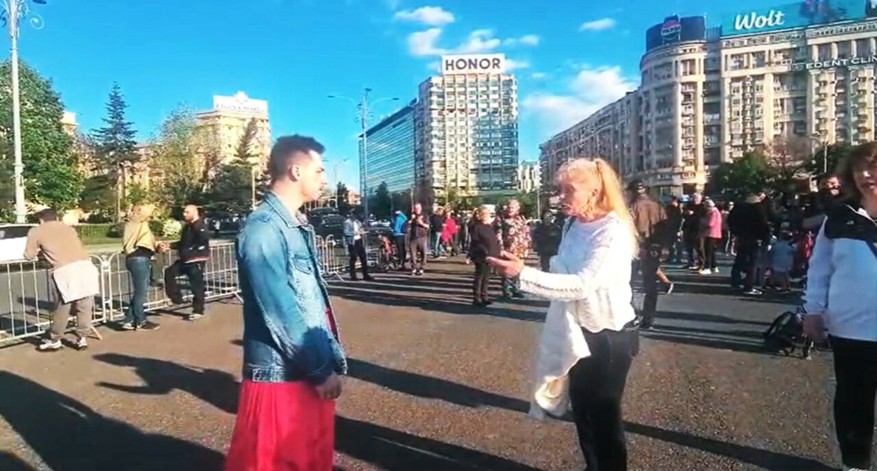 Primul incident la mitingul pro-Bolojan. Un bărbat în fustă, gonit de ceilalți manifestanți: Pleacă de aici! Aici sunt oameni normali