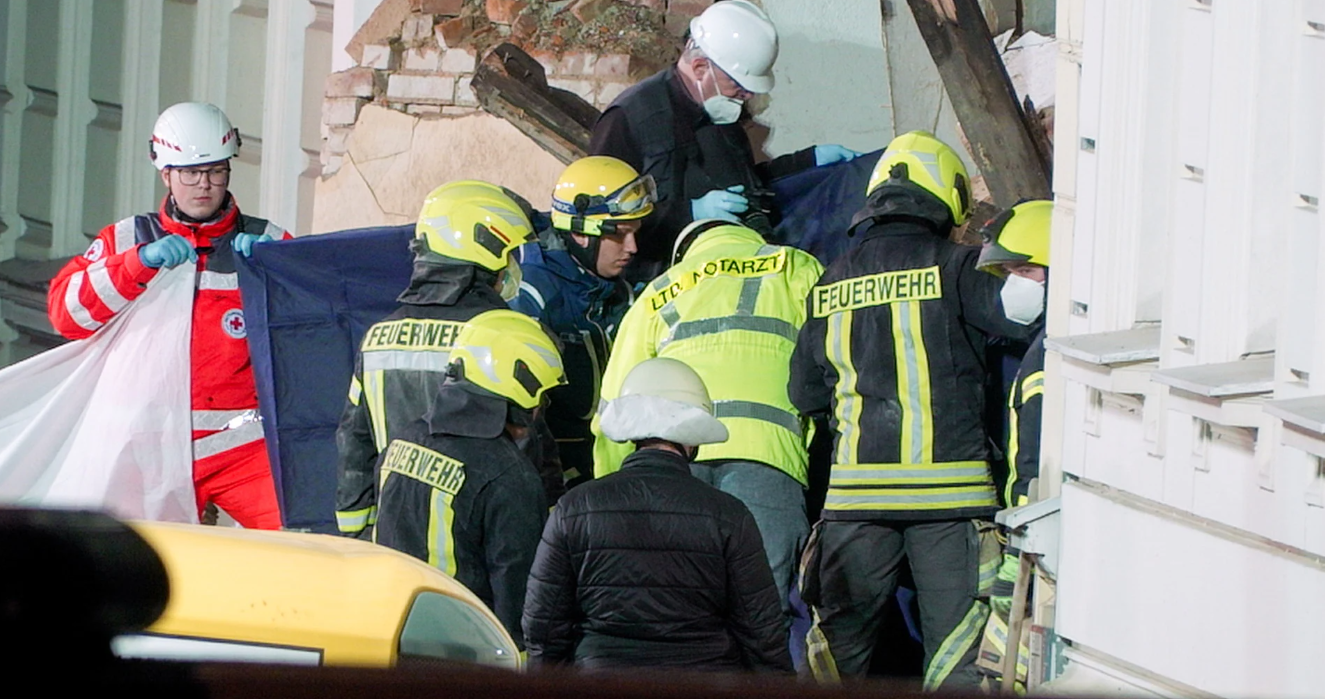 Articolul afirmă că ambele cadavre ale româncelor dispărute în urma prăbușirii unei clădiri în Görlitz, Ge… — rated ÎNȘELĂTOR
