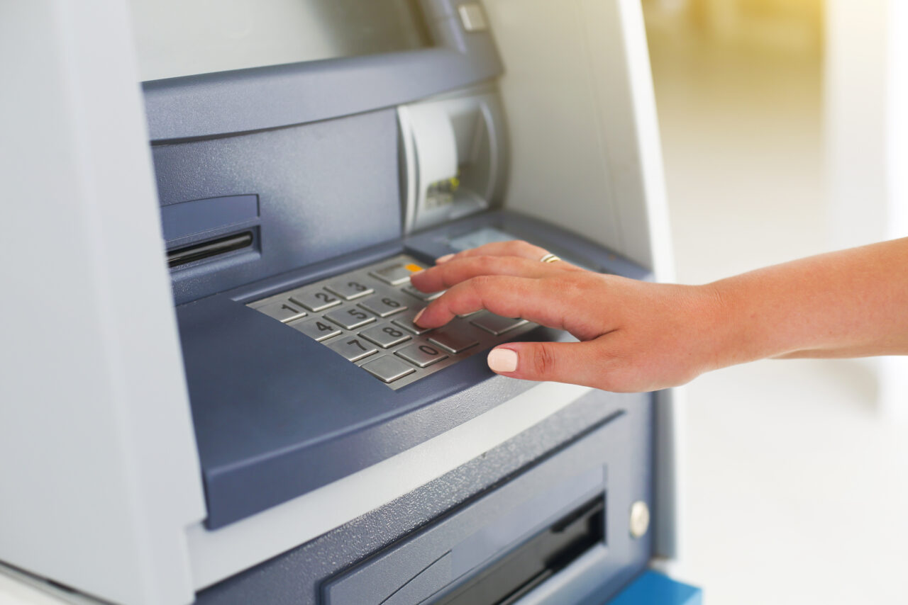 Nu cere niciodată chitanță la bancomat după ce ai retras bani: iată motivul important
