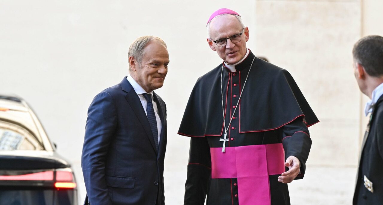 Donald Tusk, prim-ministrul polonez, a ajuns la Vatican. Ce daruri îi aduce Papei Leon al XIV-lea