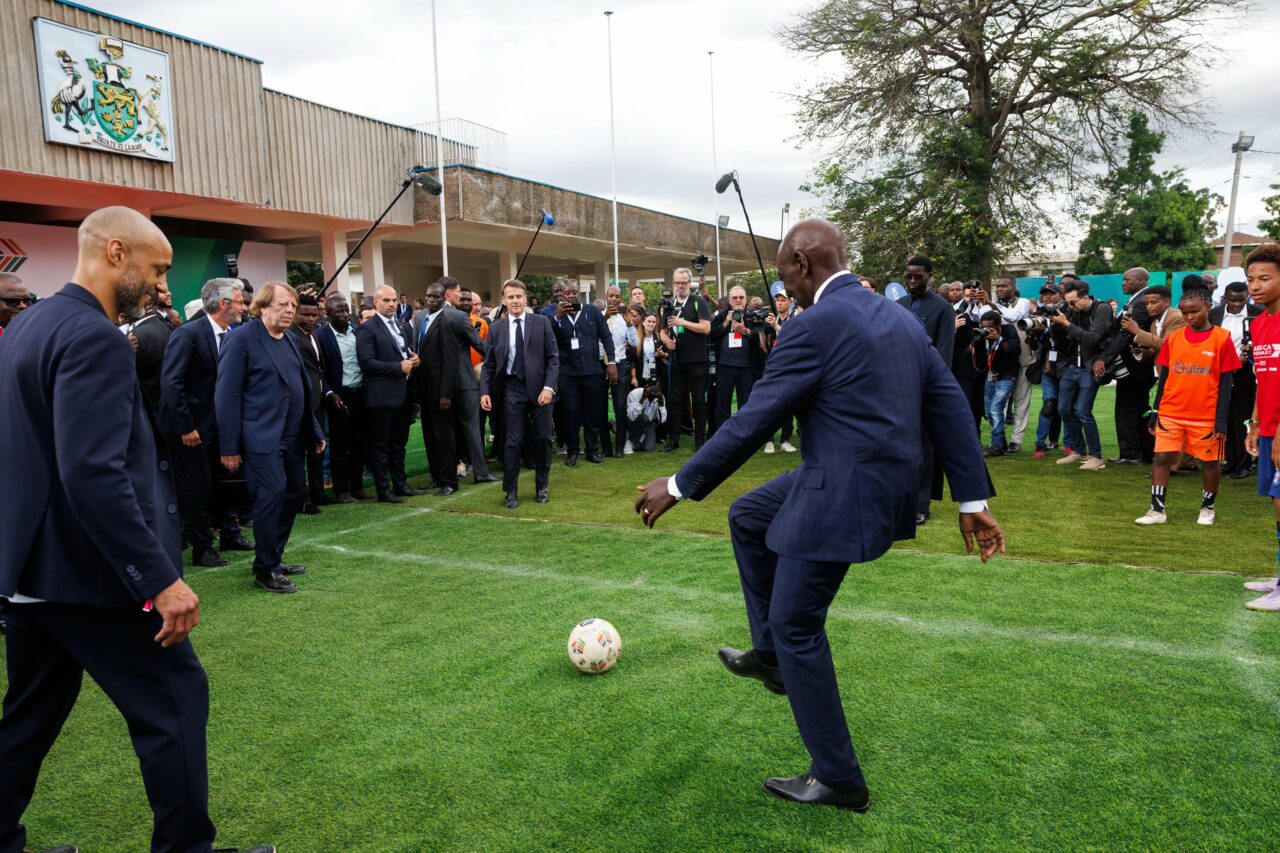 Meci „amical“ la Nairobi. Emmanuel Macron joacă fotbal cu președinții din Senegal și Kenya