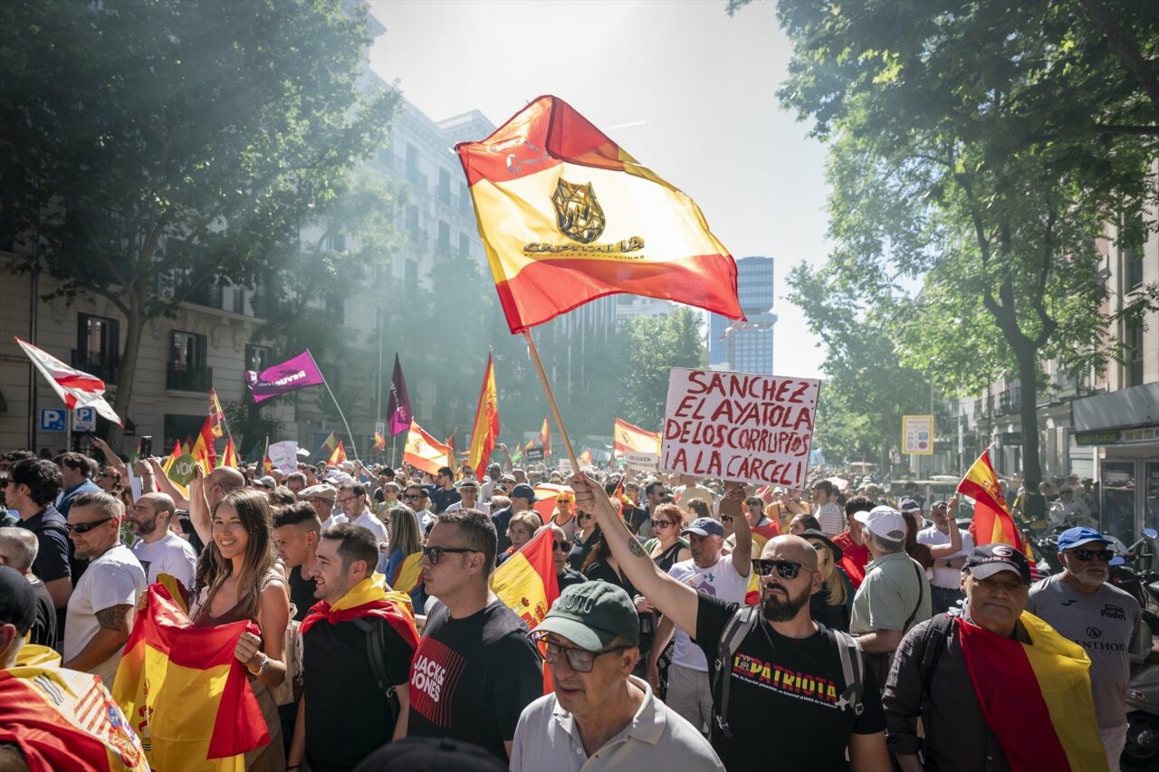 Protest masiv la Madrid. Spaniolii cer demisia premierului Sánchez pe fondul mai multor scandaluri de corupție