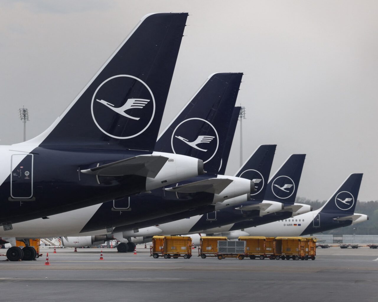 Două milioane de locuri eliminate și mii de zboruri anulate în mai din cauza creșterii prețurilor la combustibilul pentru avioane