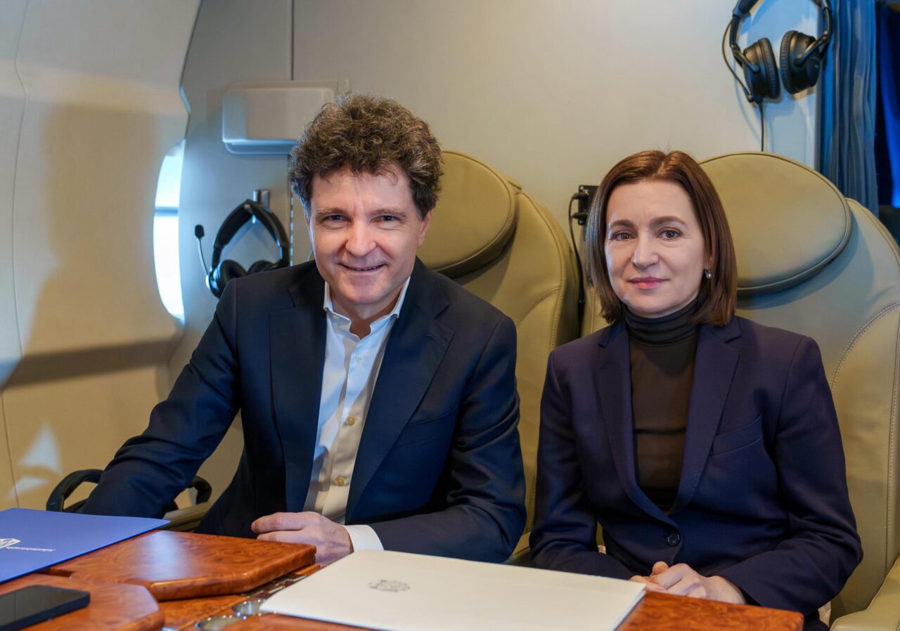 Nicușor Dan și Maia Sandu s-au fotografiat în avion, în drum spre Armenia