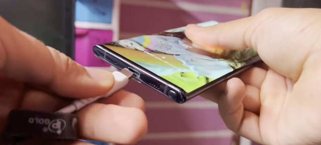 Nu încărca telefonul mobil în acest loc din casă. Risc major de incendiu