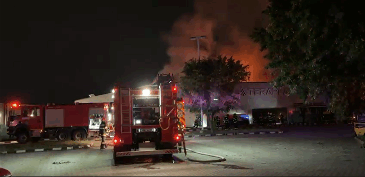 Incendiu puternic la un depozit din Chiajna. Pompierii au intervenit cu 15 autospeciale