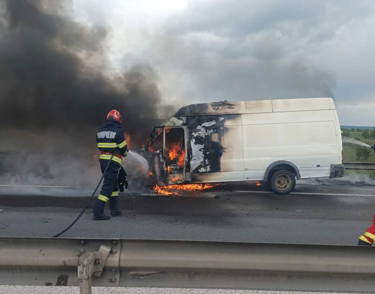 O dubă a luat pe foc pe A1, pe direcția București-Pitești. Traficul rutier a fost restricționat în zona localității argeșene Căteasca