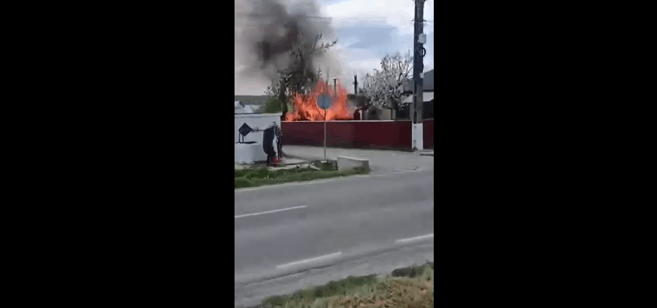 Incendiu puternic, la o locuință din județul Botoșani. A existat pericol de explozie pentru că în incintă se afla și un centru de vânzare a buteliilor