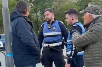 Incident la miting: Un trecător a strigat „demisia”, participanții au ripostat cu „Bolojan”. Au intervenit jandarmii