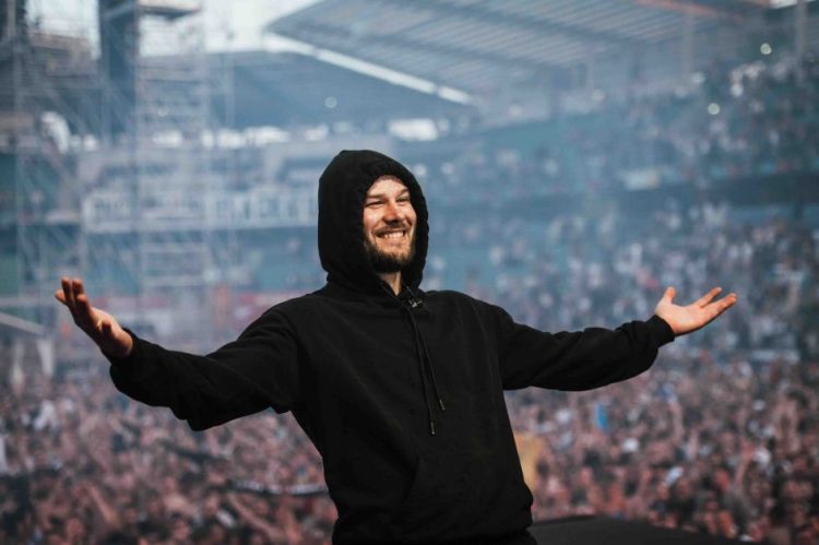 Cine este Max Korzh, rapperul din Belarus care a vândut toate biletele pentru concertul de pe Arena Națională