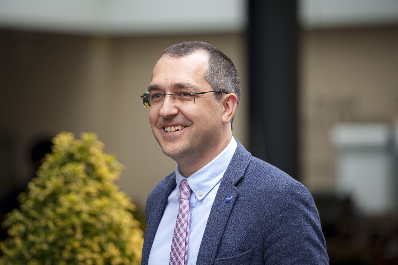 Limbaj vulgar de la Cotroceni. Ce înjurătură a scris pe Facebook consilierul onorific al lui Nicușor Dan