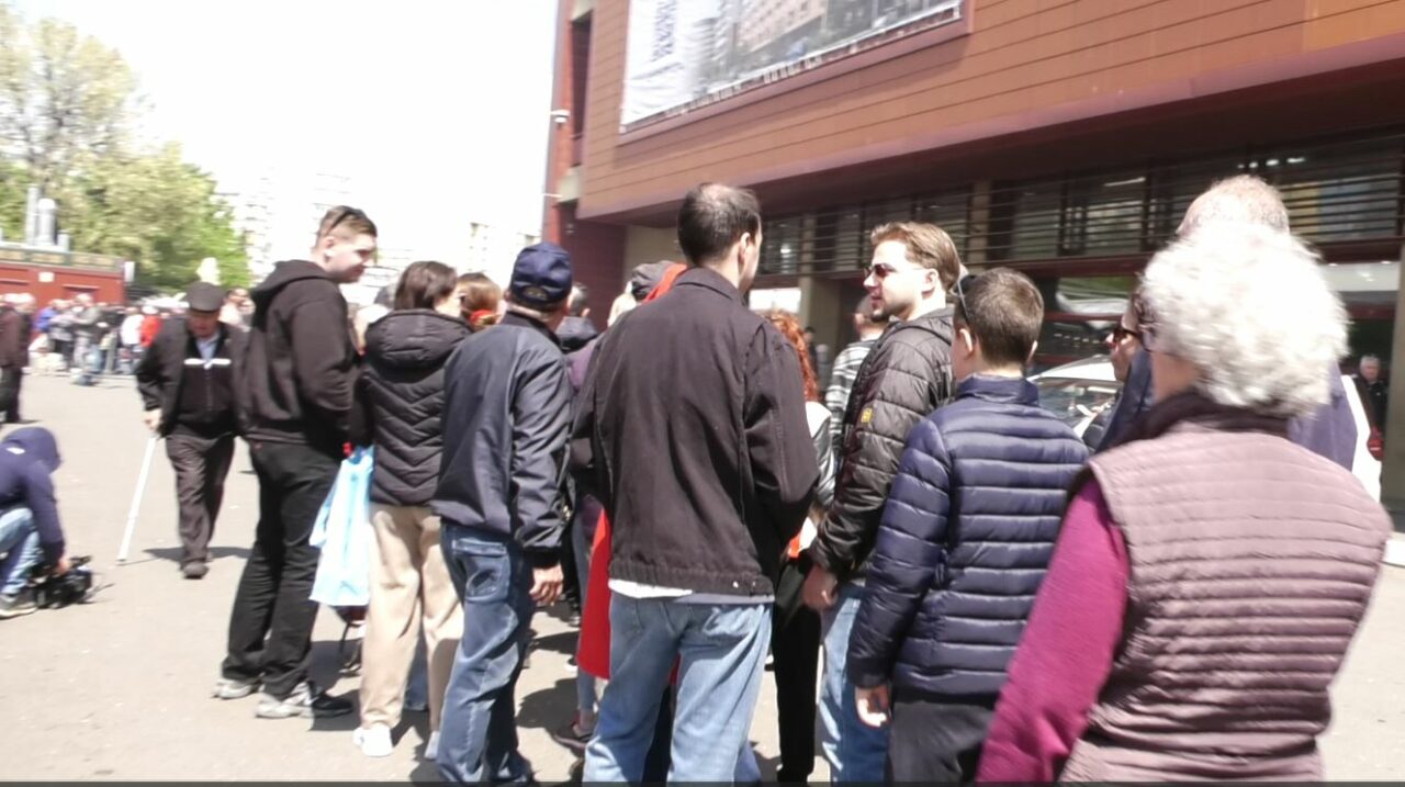 Coadă uriașă la micii lăudați din Obor, de 1 Mai. Rândul se întinde pe mai mult de 100 de metri, iar timpul de așteptare este de aproape 2 ore