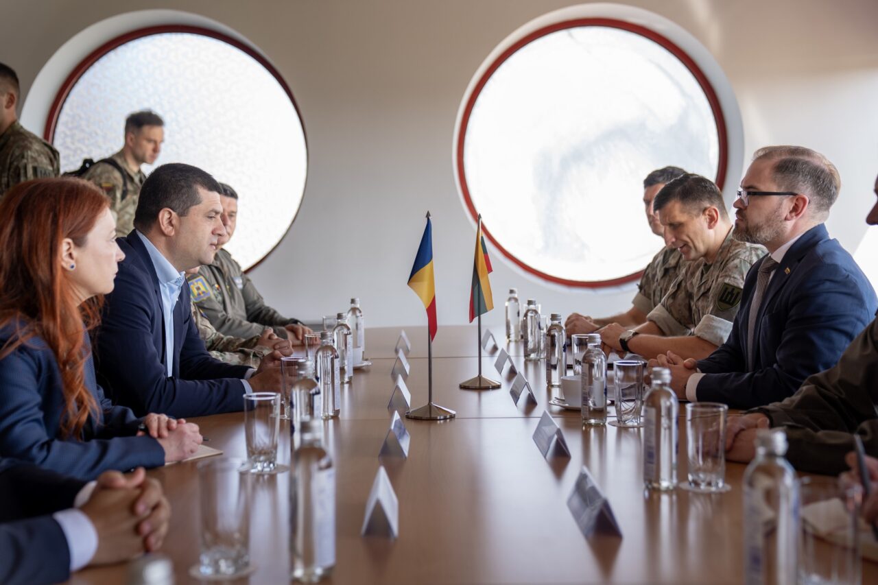 Aflat în Lituania, Miruţă propune teme pentru Summitul de la Ankara, la care e posibil să nu mai participe. Interimatul său la Ministerul Apărării expiră până atunci