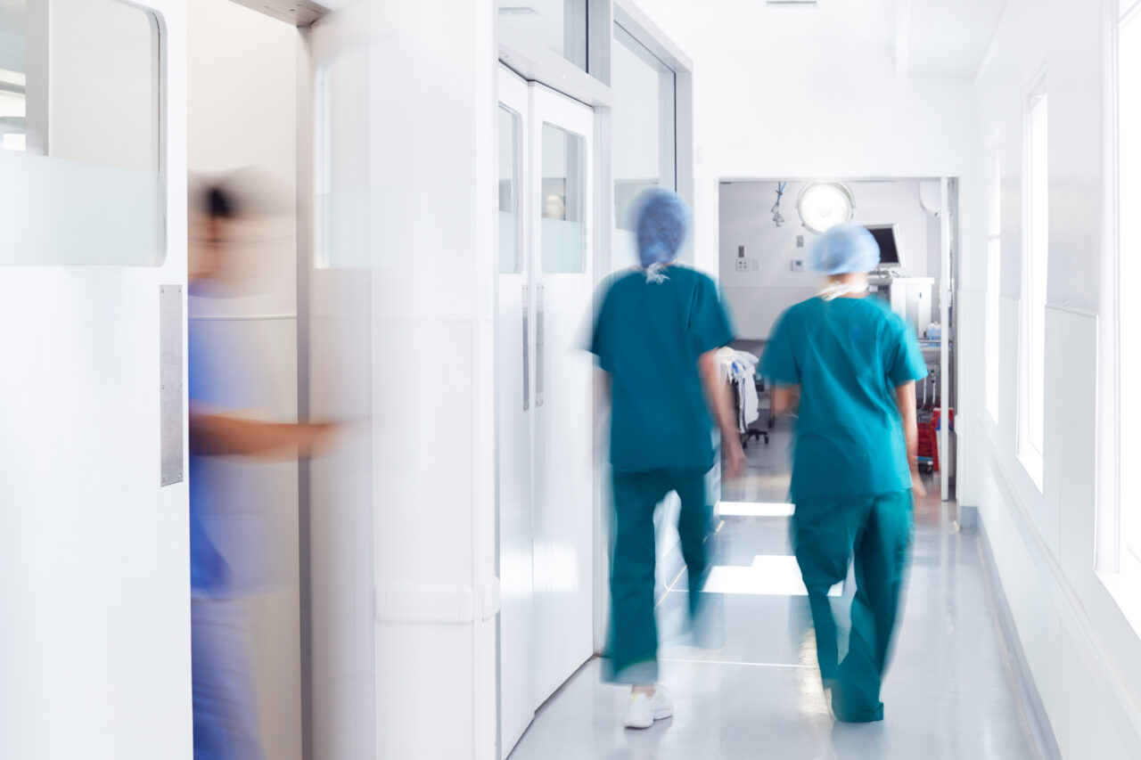 Medicii și întreg personalul medical, obligați să se întoarcă la obiceiuri comuniste. USR propune pontajul cu cartelă în spitale