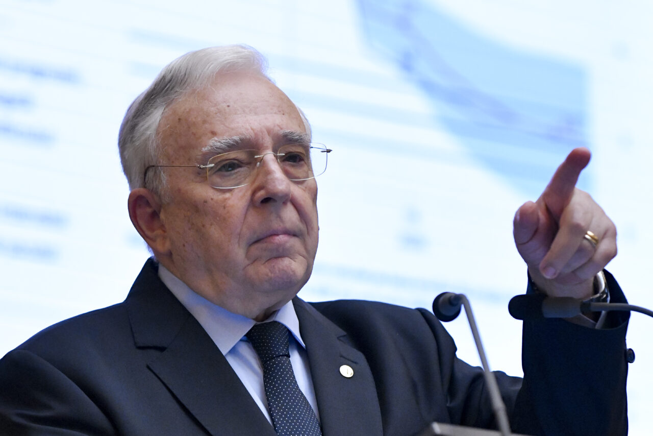 Mugur Isărescu explică de ce este necesar cât mai repede un Guvern: „Nu putem să ne descurcăm singuri”