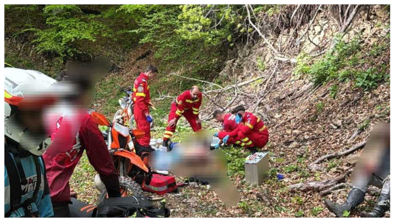 Un tânăr de 19 ani a murit după ce a căzut cu motocicleta într-o prăpastie, în timpul unei curse de enduro în Bistrița-Năsăud