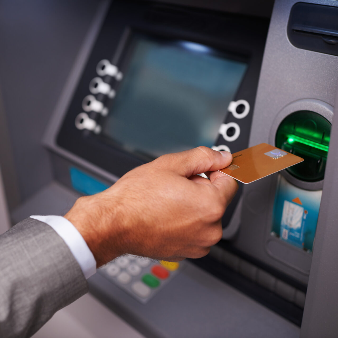 Greșeala pe care o facem când scoatem bani de la bancomat. Riscurile sunt uriașe
