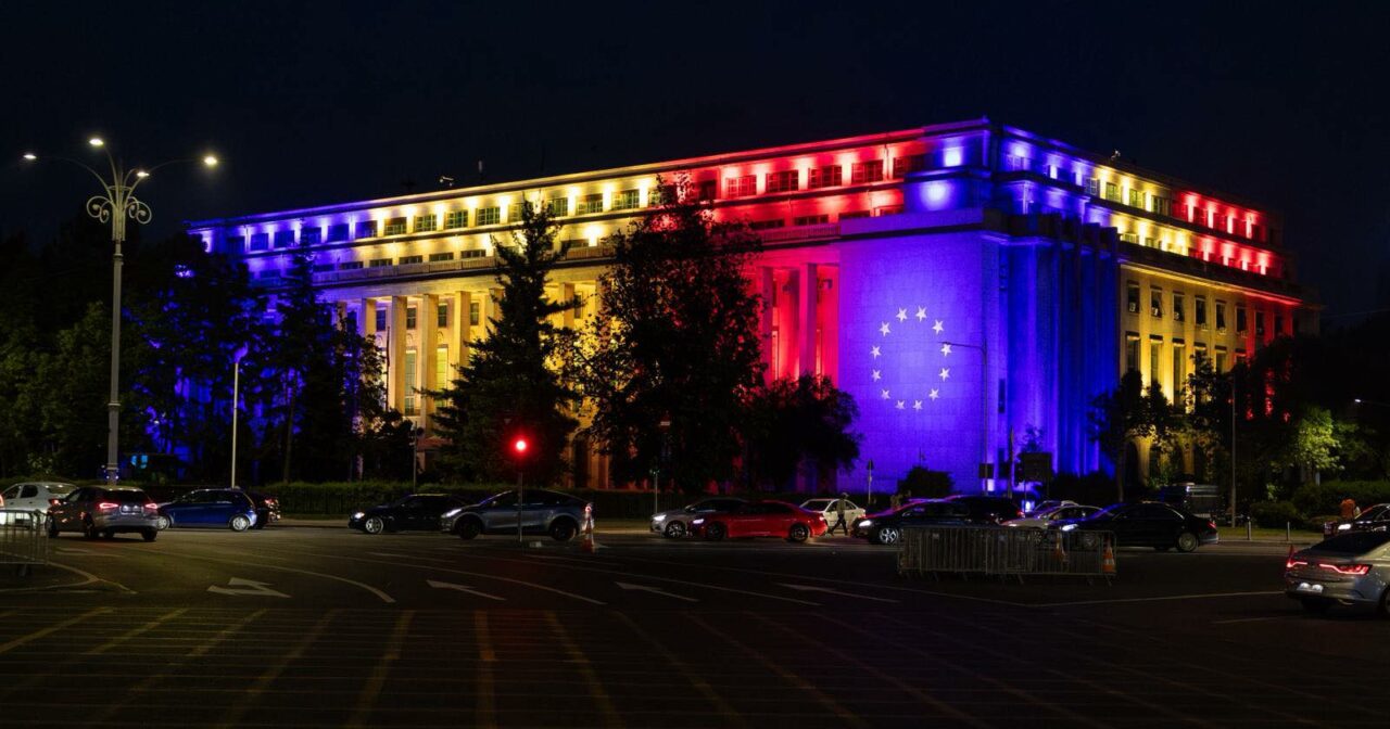 Ilie Bolojan a postat o fotografie cu Palatul Victoria iluminat de Ziua Europei: „La mulți ani tuturor cetățenilor europeni!”
