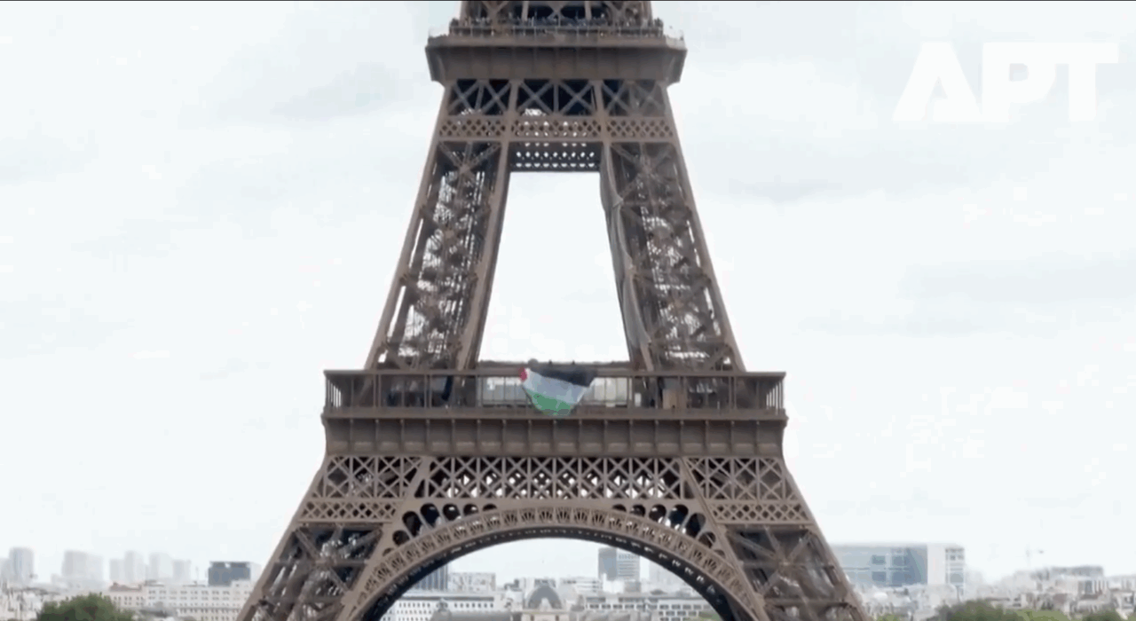Un drapel palestinian, atârnat pe Turnul Eiffel de către activiști pro-Palestina