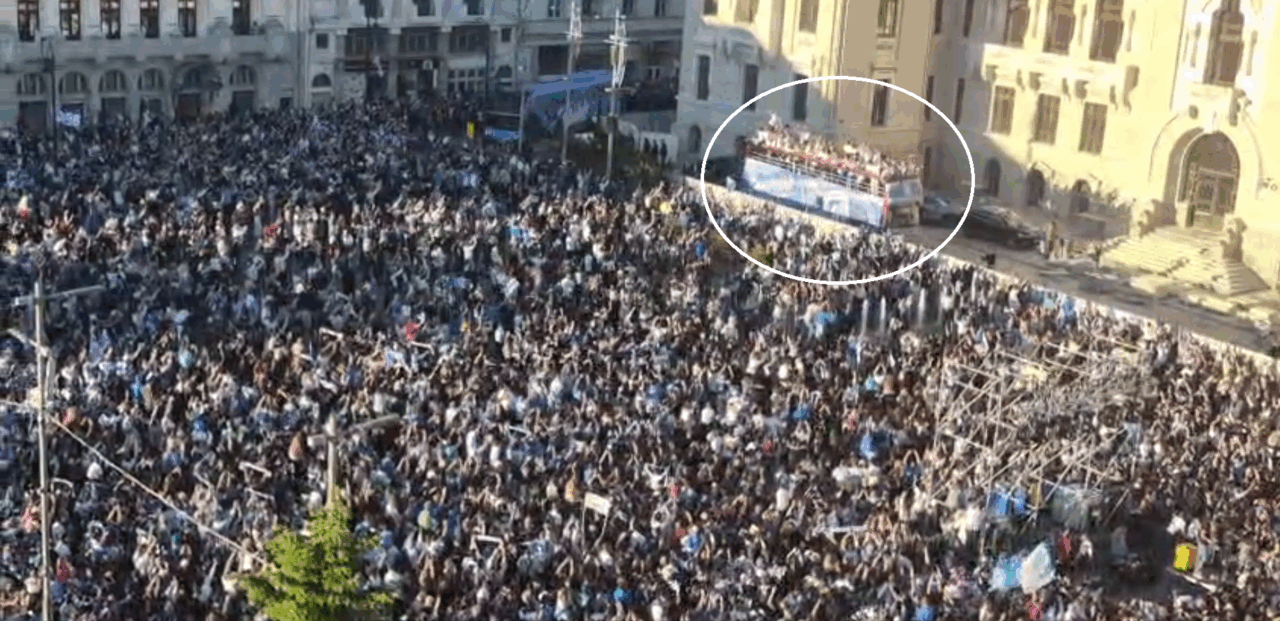Universitatea Craiova și-a prezentat trofeele în fața suporterilor. Jucătorii au ajuns în centrul orașului cu un autocar descoperit