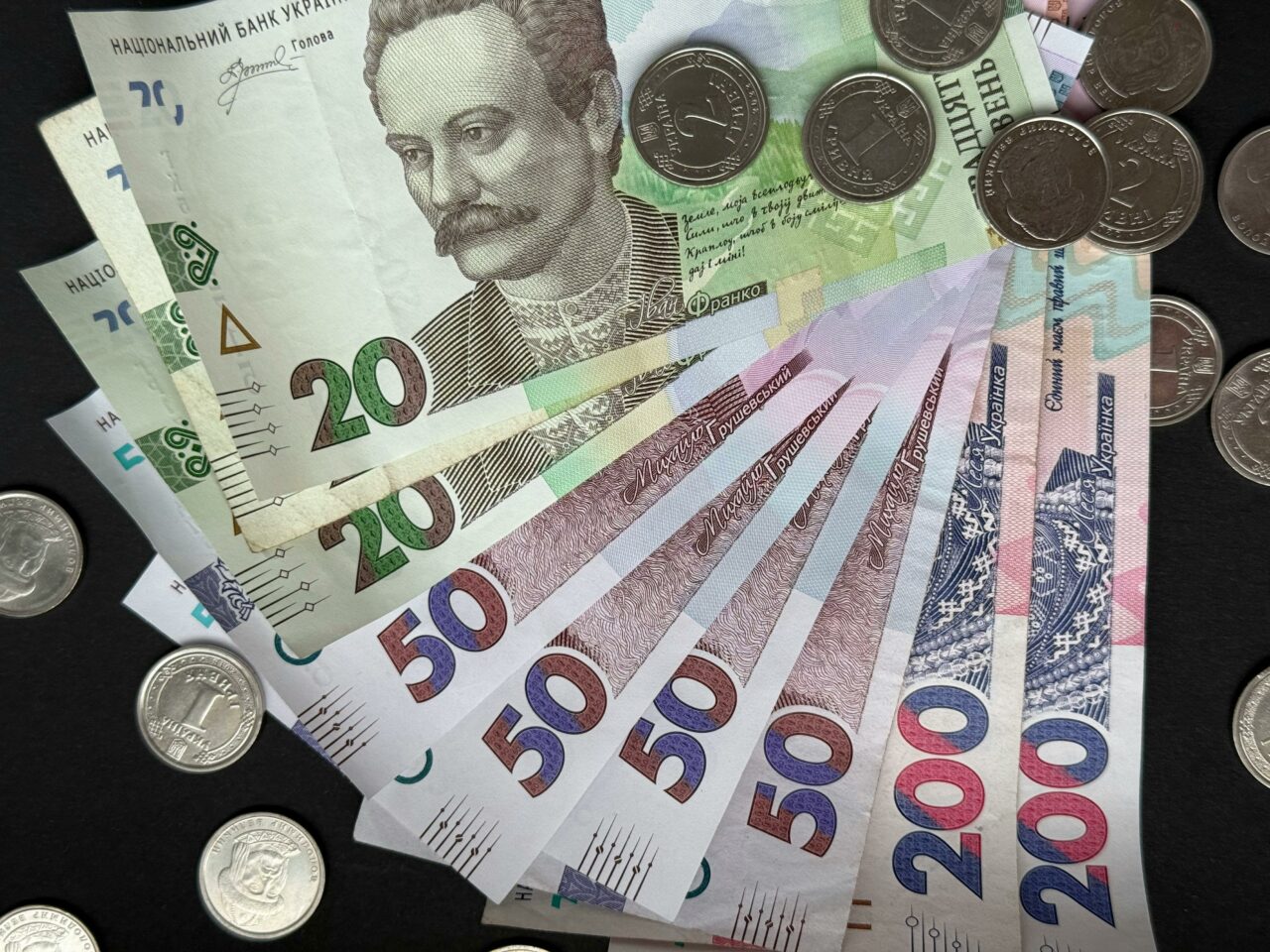 Raport: Ucraina tranzitează sume uriașe de bani prin România. Ministerul Finanțelor: Cel mai probabil, scopul este de spălare de bani