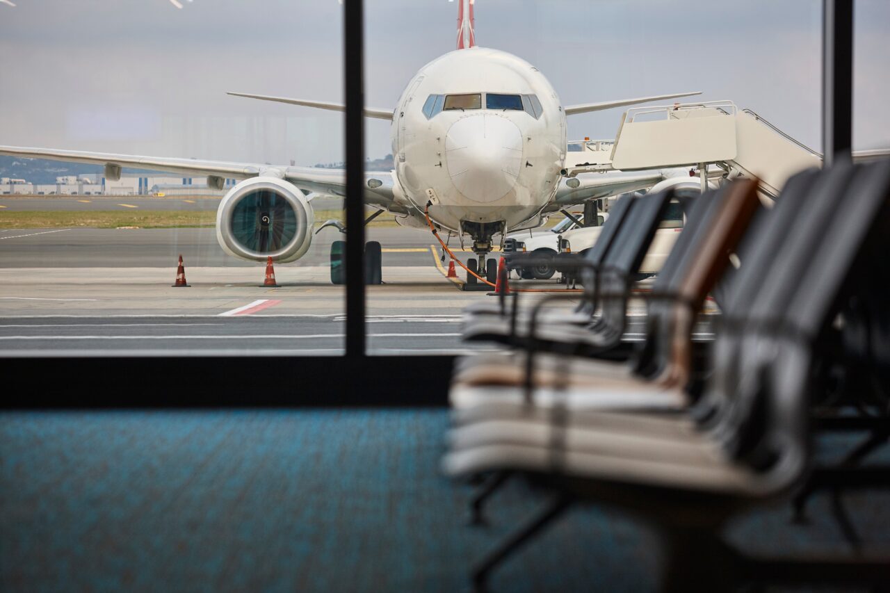 Prima companie aeriană care se închide din cauza conflictului din Iran. Sute de zboruri afectate