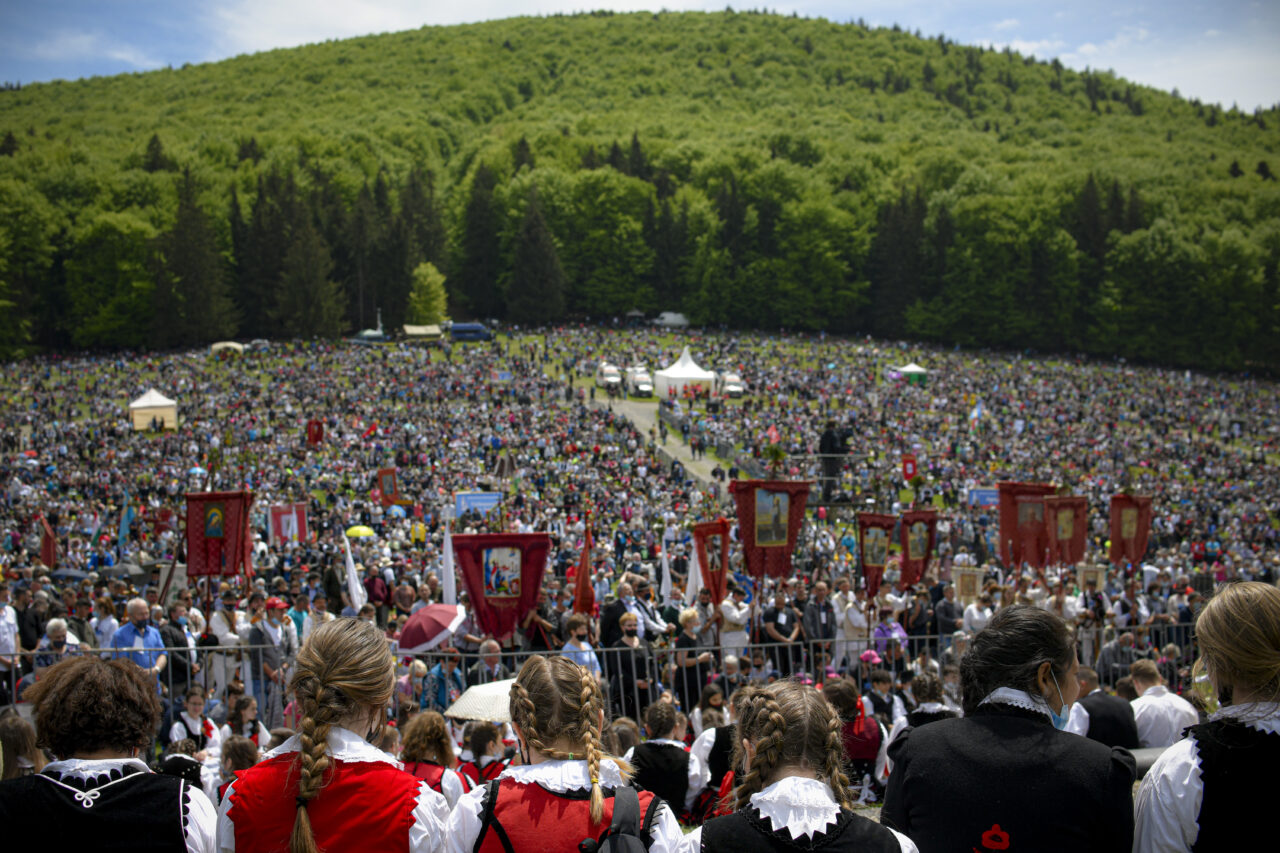 Procesiune catolică de Rusalii. Circa 300.000 de pelerini sunt așteptați la Șumuleu Ciuc. Președintele Ungariei se află printre cei prezenți