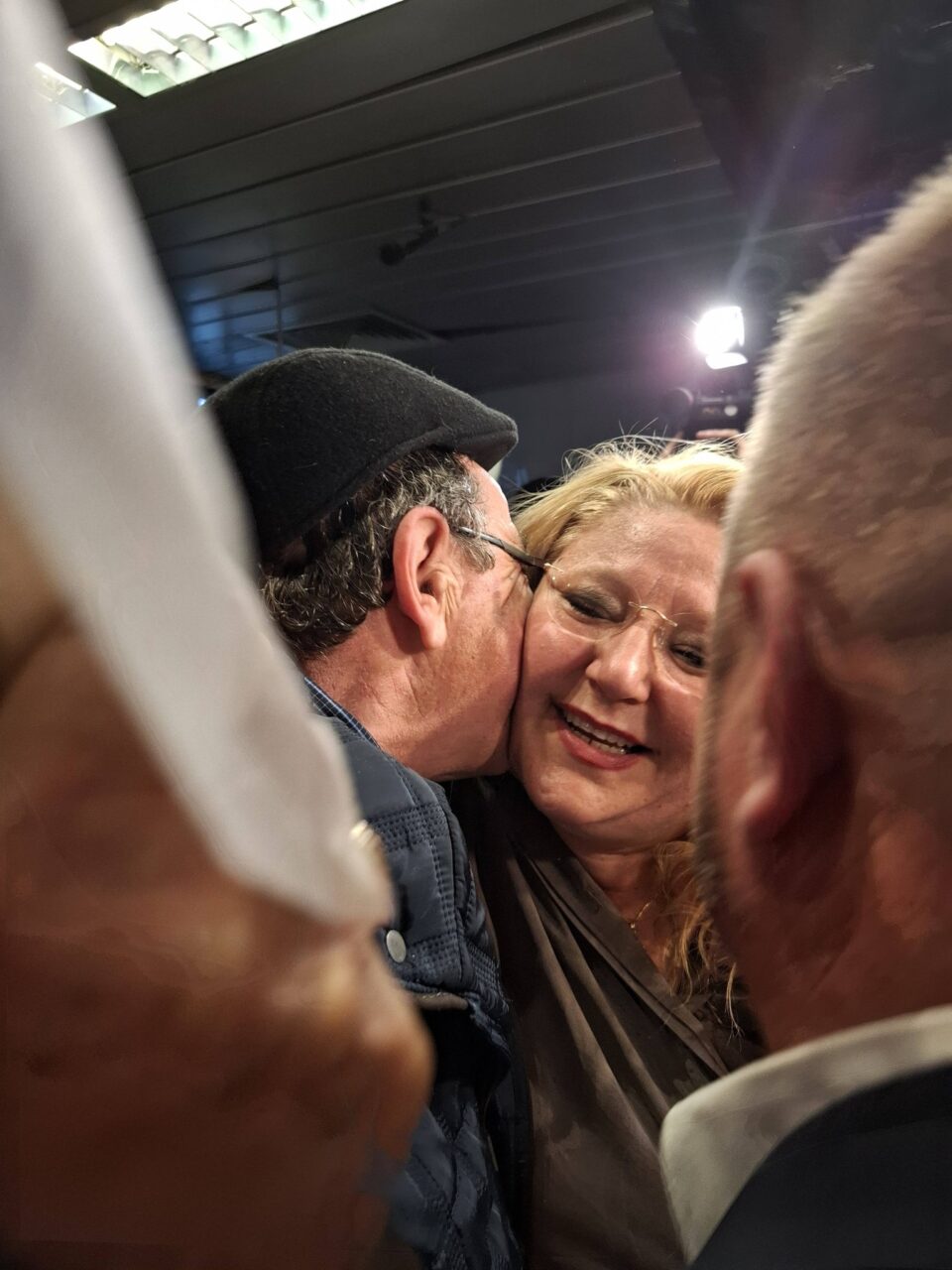 Diana Şoşoacă mulţumeşte oamenilor care au aşteptat-o la aeroport: „Dacă ei au dosare, noi avem adevărul”