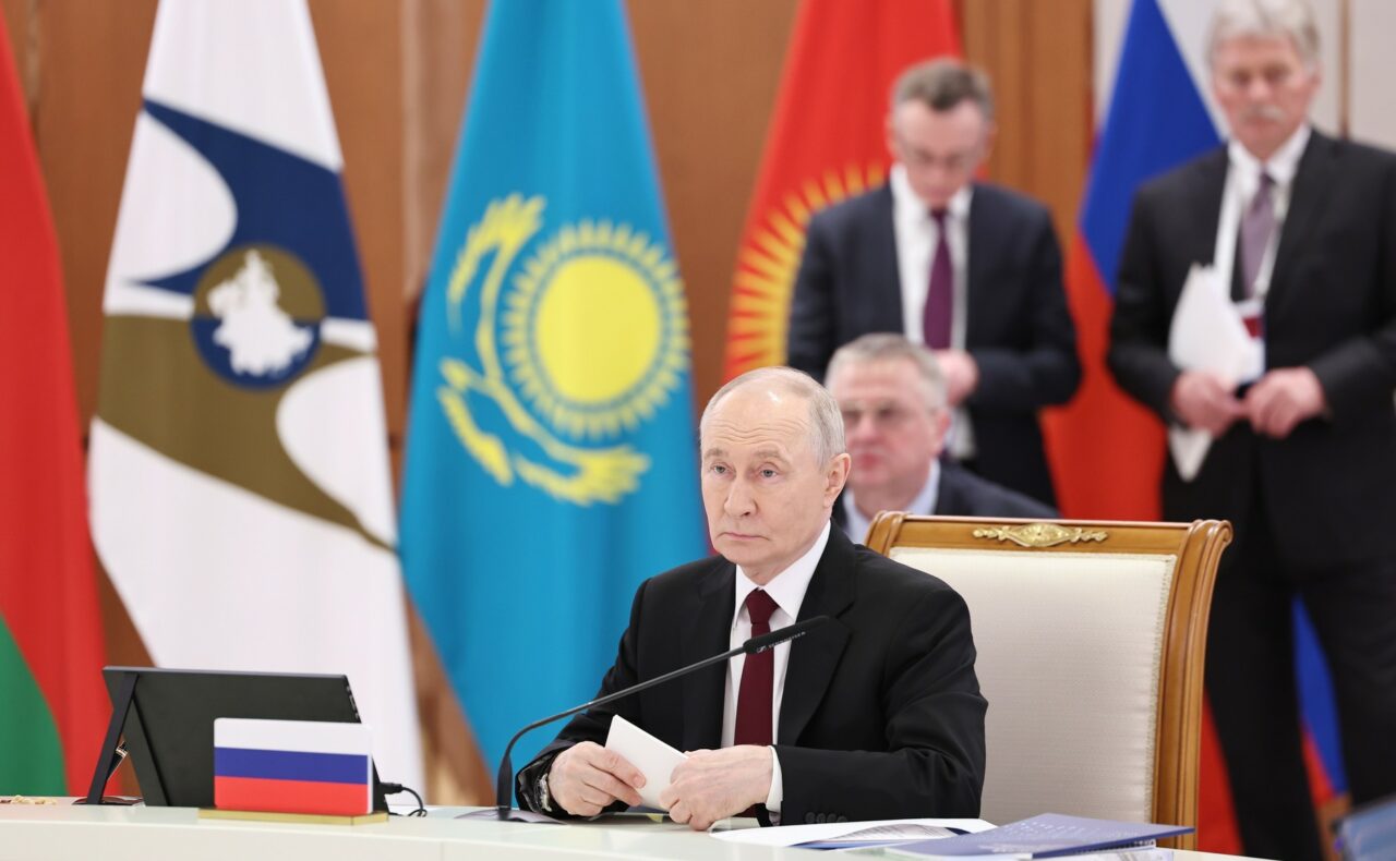 Putin amenință Armenia că ar putea împărtăși soarta Ucrainei după încercările de aderare la UE. Uniunea Euroasiatică solicită un referendum