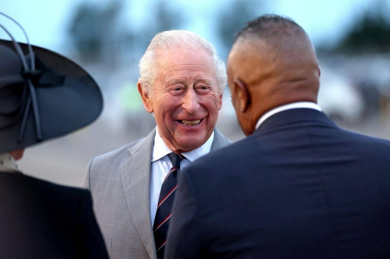 Regele Charles al III-lea, primit cu onoruri în Bermuda după vizita istorică de la Casa Albă care a cucerit America