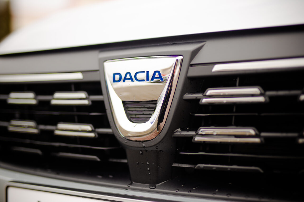 Schimbare strategică. Dacia renunță la investiții pentru extinderea fabricii din Mioveni. Șeful companiei va discuta cu Ilie Bolojan, astăzi