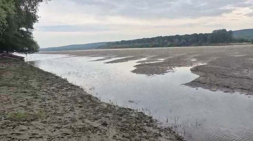 Navigația pe Dunăre, în pericol. Fluviul a secat în zona Piscu Vechi din Dolj 