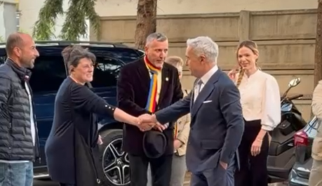 Călin Georgescu a fost întâmpinat de câtiva susținători înainte de emisiunea „Marius Tucă Show”