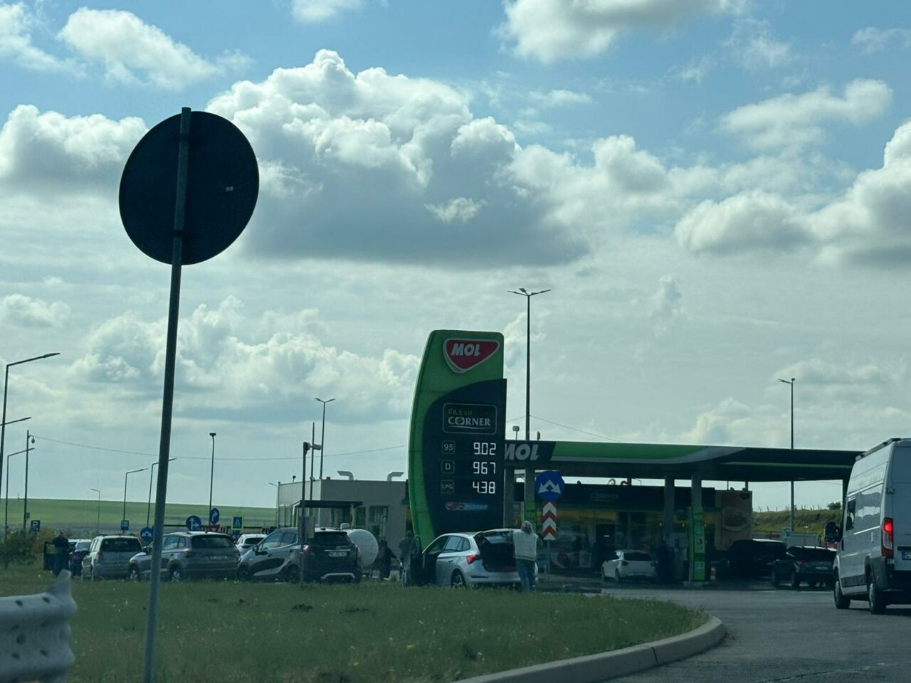 Compania maghiară MOL raportează vânzări record de carburanți în România în primul trimestru din 2026. Cu 3000 de tone peste maximele ultimilor ani