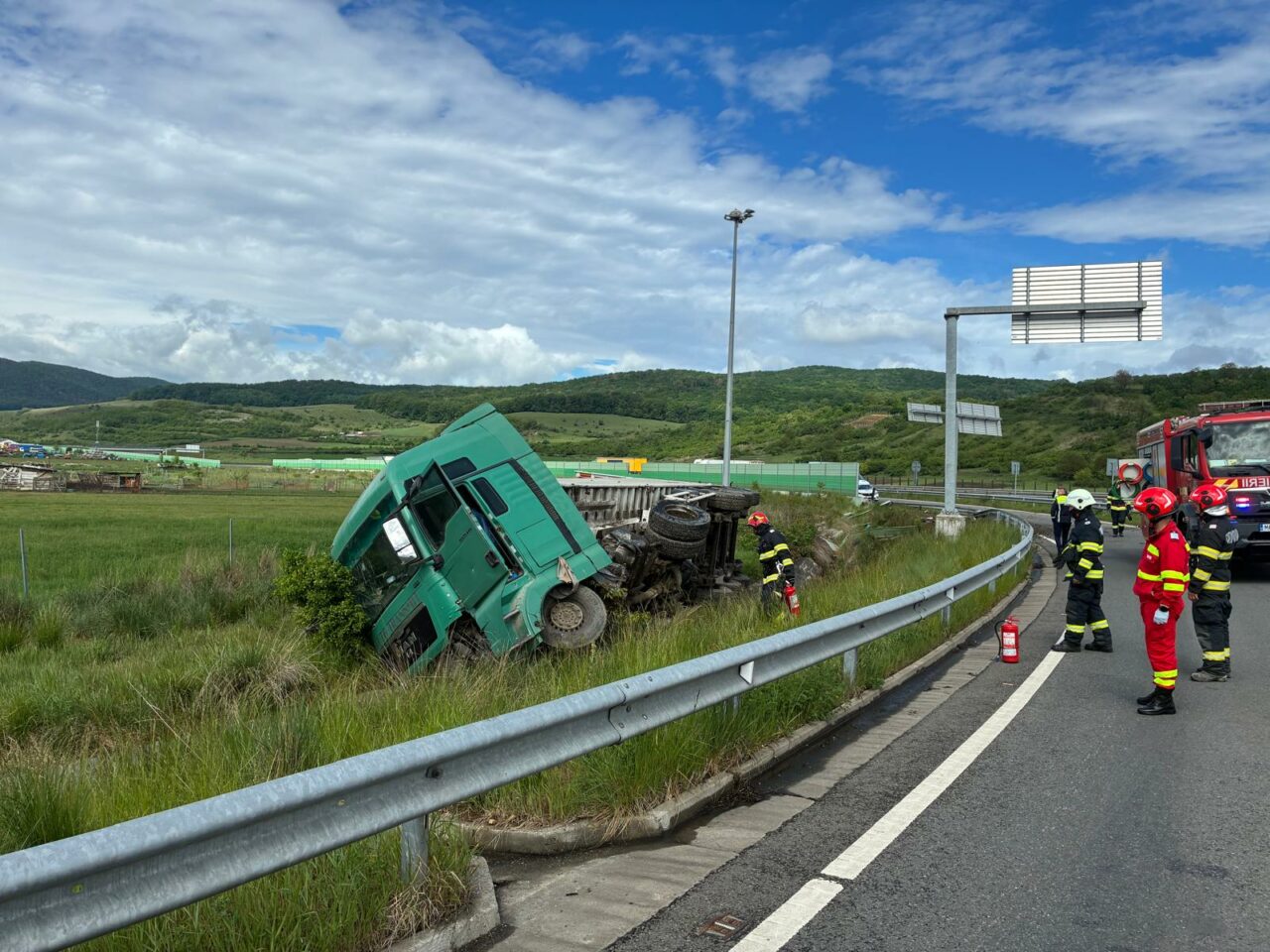 Un TIR cu saci de ciment s-a răsturnat la ieșirea de pe A10, între Aiud și Decea. Care este starea șoferului, aflat singur în cabină