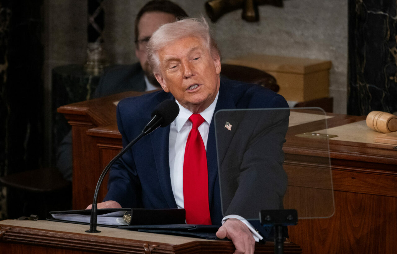 Fondul controversat de 1,8 miliarde de dolari al administrației Trump, blocat de o instanță din SUA. Acuzații grave din partea democraților. Programul, contestat inclusiv de republicani