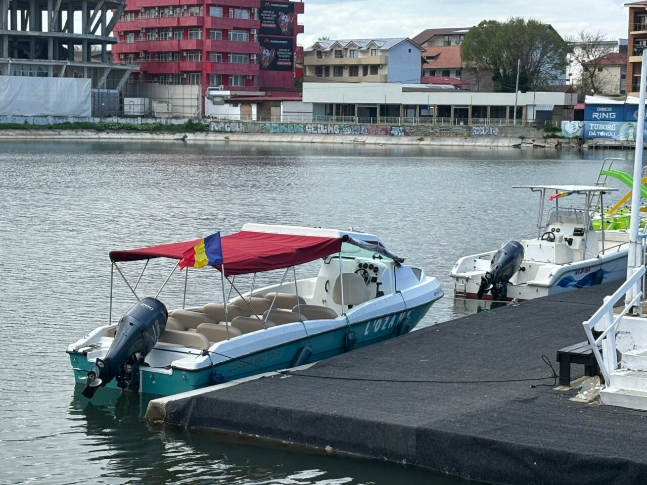 Cât costă o plimbare cu vaporașul pe Lacul Costinești spre epavă, în minivacanța de 1 Mai