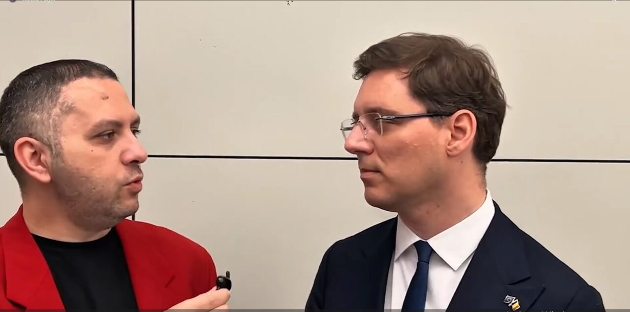 Victor Negrescu îi îndeamnă pe tineri să întrebe politicienii de ce fac politică: „Răspunsul va demonstra dacă politicianul merită încrederea lui”