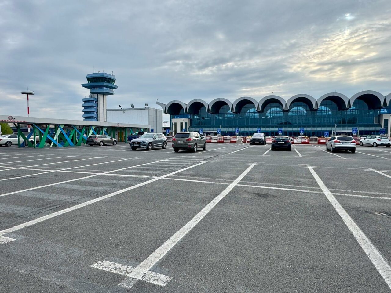 Plata parcării la Aeroportul „Henri Coandă” se poate face și online. Iată ce variante au călătorii