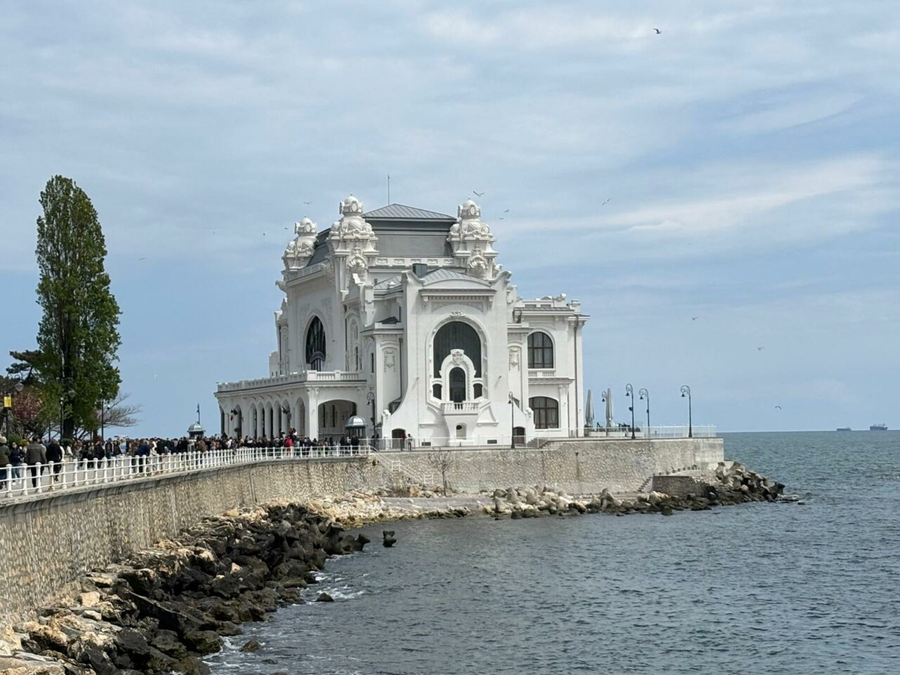 Faleza din fața Cazinoului din Constanța, plină de turiști. Care este prețul biletului de intrare