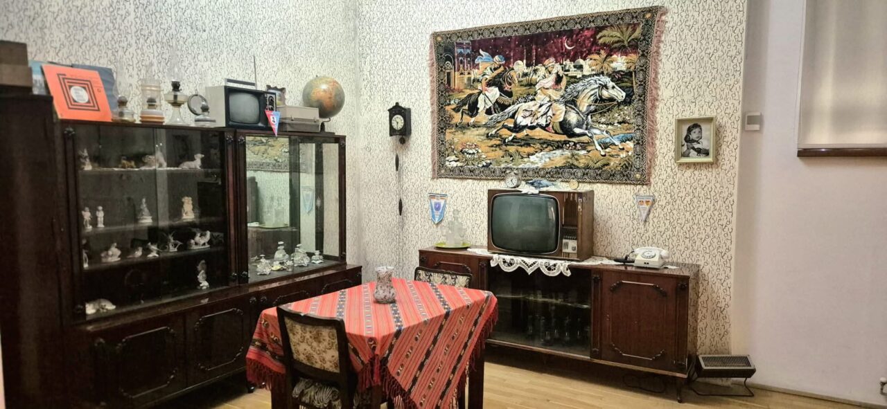 Expoziție inedită la Muzeul Olteniei. Obiecte din perioada comunismului, expuse la muzeu