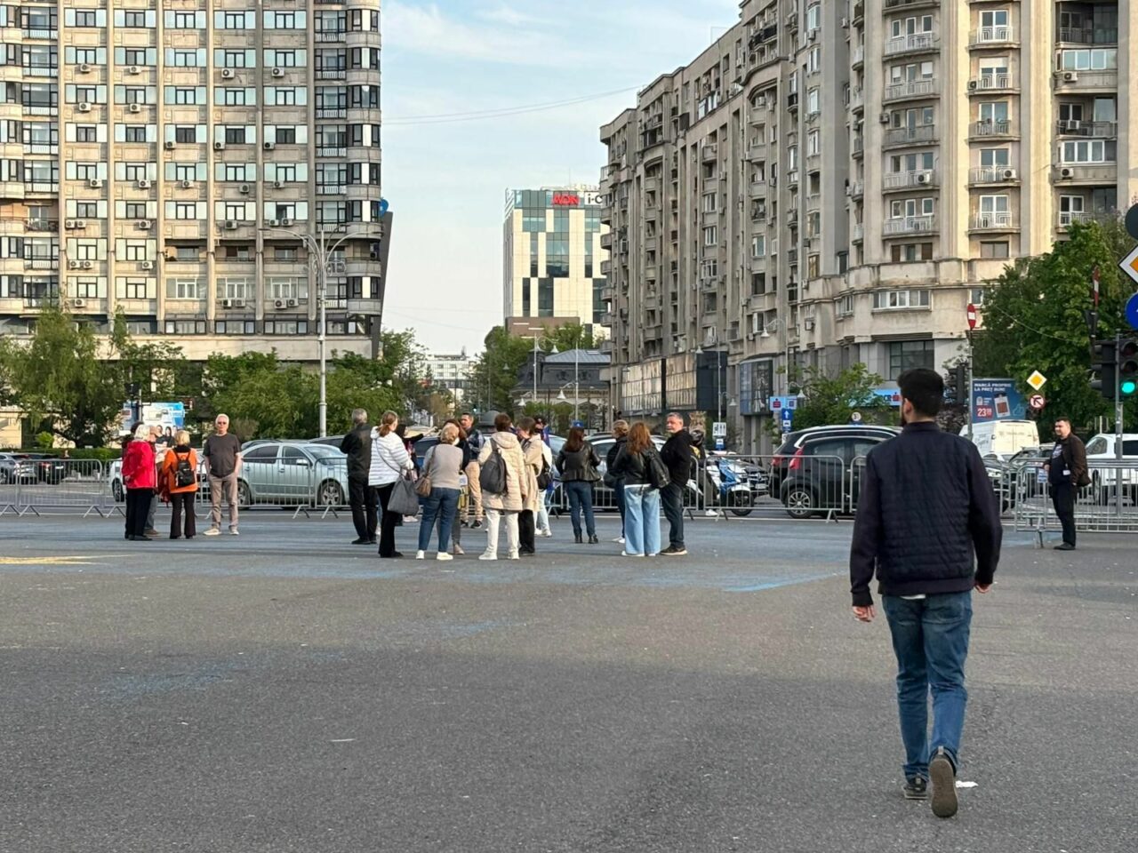 50 oameni s-au strâns până la ora asta la mitingul pro-Bolojan din Piața Victoriei. Este a doua zi consecutivă de proteste