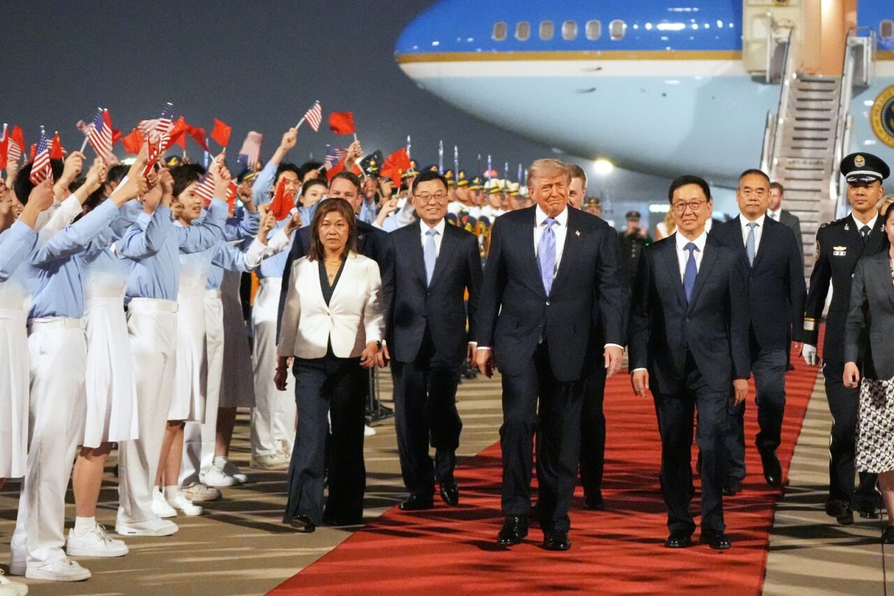 Donald Trump a sosit la Beijing. Cum a fost primit președintele american pe aeroport