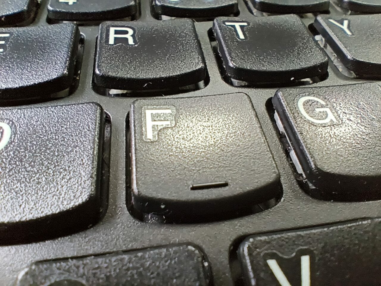 Care este rolul liniei mici de sub literele F și J de pe tastatură? Puțini s-au gândit la asta