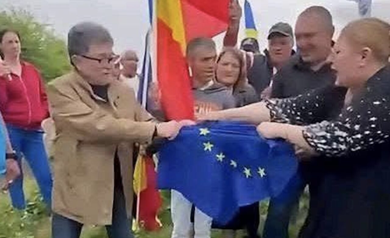 Șoșoacă susține că Nicușor Dan vrea să numească un premier de la SOS România. Cine este Dumitru Manea, cu care Șoșoacă rupea steagul UE
