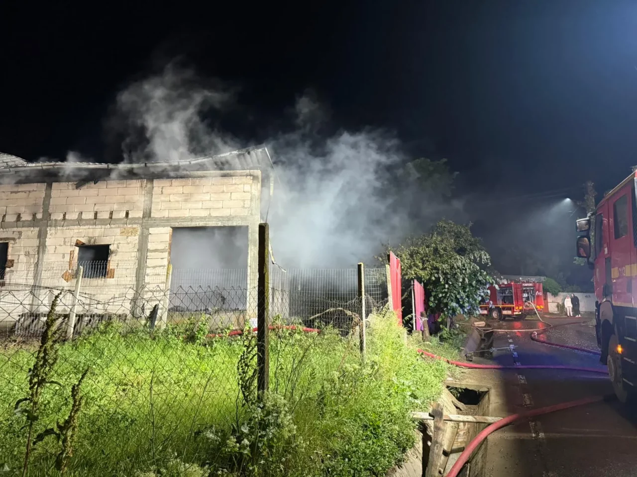 Casă lovită de fulger, în Galați. Incendiul izbucnit a mistuit vila de 140 de metri pătrați